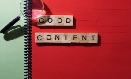 napis good content marketing ułożony z drewnianych liter na czerwono-zielonym tle