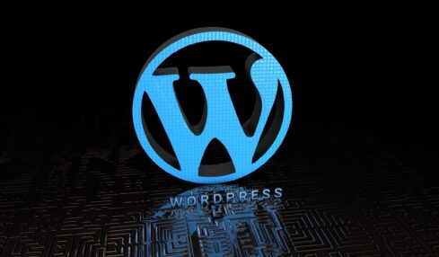 Logo WordPressa na czarnym tle